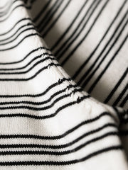 Tシャツのストライプディテールとコーマ綿素材のクローズアップ