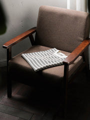 Tシャツのストライプディテールとコーマ綿素材のクローズアップ