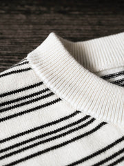 Tシャツのストライプディテールとコーマ綿素材のクローズアップ