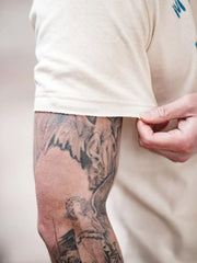 Tシャツの詳細なプリントと綿の殻入りのコットン生地のクローズアップ。環境保護を考慮した素材使用で、独特の質感と着心地を提供します。