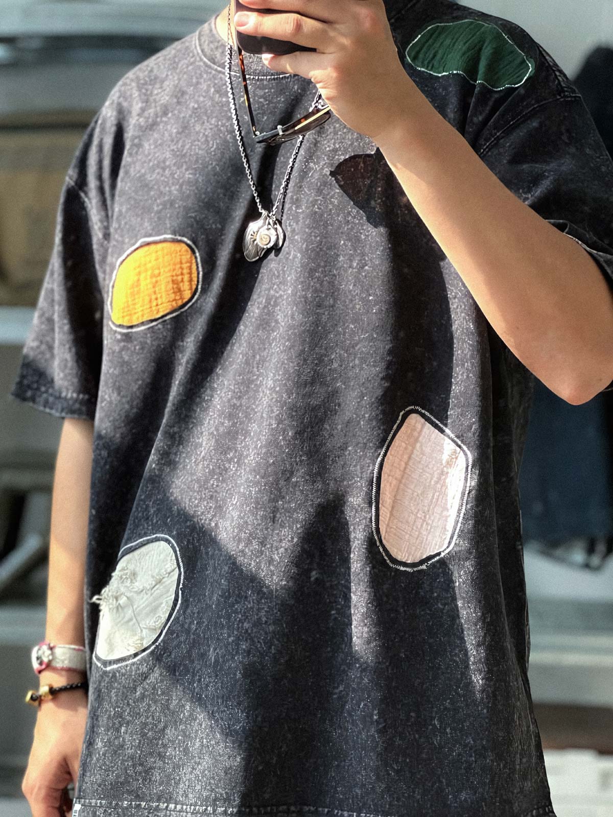 モデルが着用するスノーウォッシュパッチ刺繍半袖Tシャツ