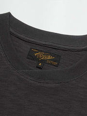 Tシャツの胸ポケットとインディアンチーフプリントのディテール