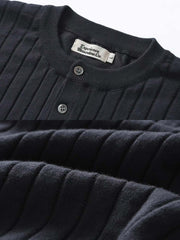 ヘンリーネックのボタンディテールとニットテクスチャのクローズアップ。