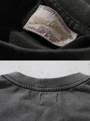 製品画像: インディゴウォッシュのヴィンテージ風長袖Tシャツの正面展示
詳細画像: Tシャツの襟元と袖口の三角カットディテールのクローズアップ