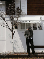 詳細画像: Tシャツの襟元と袖口の三角カットディテールのクローズアップ
モデル画像: ヴィンテージ風Tシャツを着用したコーディネート例