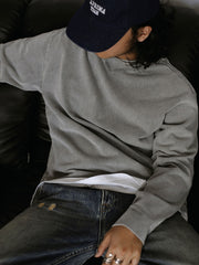 詳細画像: Tシャツの襟元と袖口の三角カットディテールのクローズアップ
モデル画像: ヴィンテージ風Tシャツを着用したコーディネート例