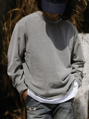 詳細画像: Tシャツの襟元と袖口の三角カットディテールのクローズアップ
モデル画像: ヴィンテージ風Tシャツを着用したコーディネート例