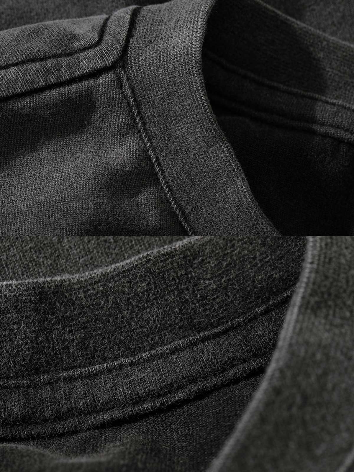 製品画像: インディゴウォッシュのヴィンテージ風長袖Tシャツの正面展示
詳細画像: Tシャツの襟元と袖口の三角カットディテールのクローズアップ