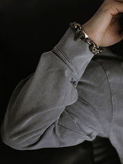 詳細画像: Tシャツの襟元と袖口の三角カットディテールのクローズアップ
モデル画像: ヴィンテージ風Tシャツを着用したコーディネート例