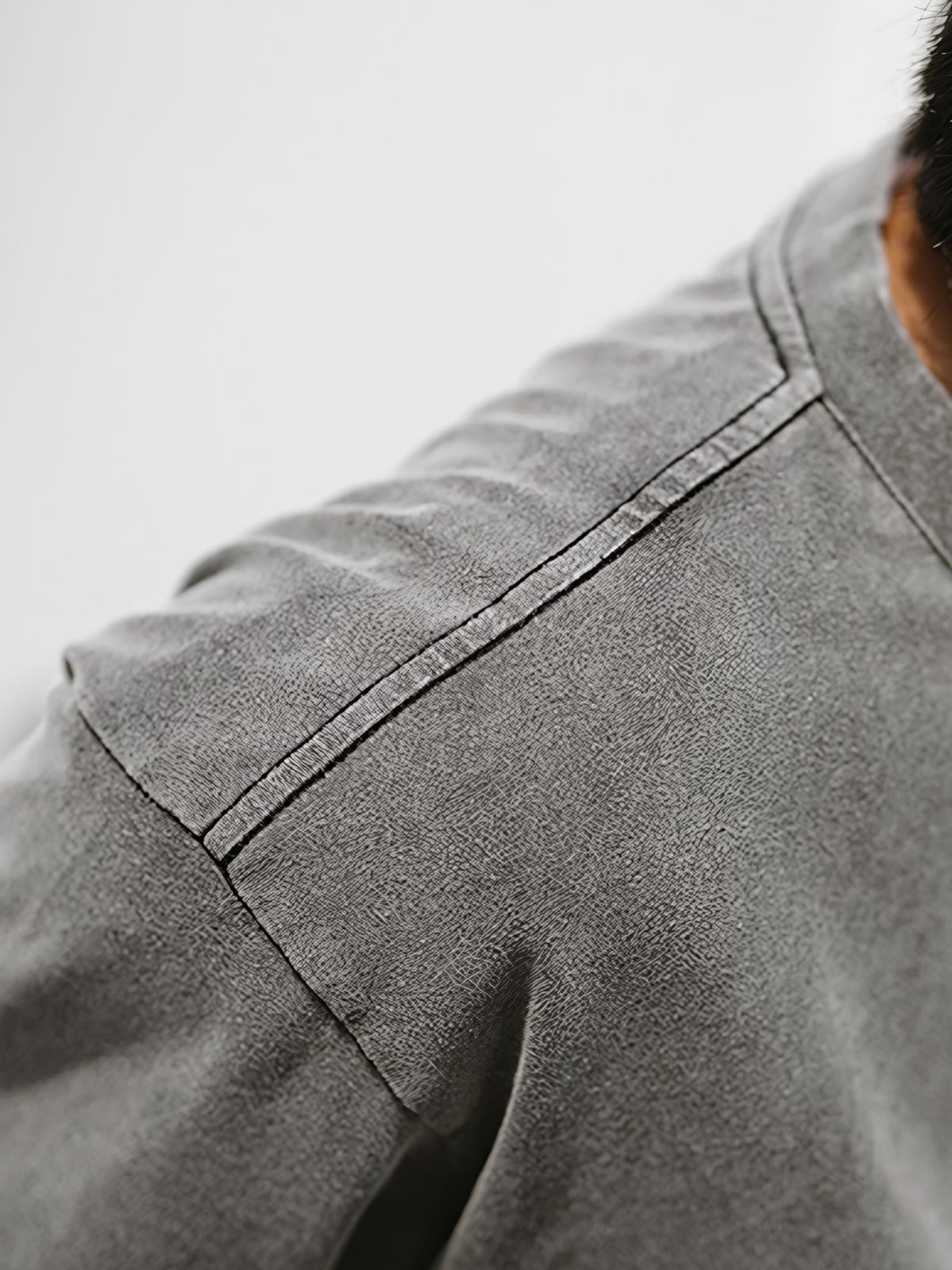 詳細画像: Tシャツの襟元と袖口の三角カットディテールのクローズアップ
モデル画像: ヴィンテージ風Tシャツを着用したコーディネート例