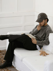 詳細画像: Tシャツの襟元と袖口の三角カットディテールのクローズアップ
モデル画像: ヴィンテージ風Tシャツを着用したコーディネート例