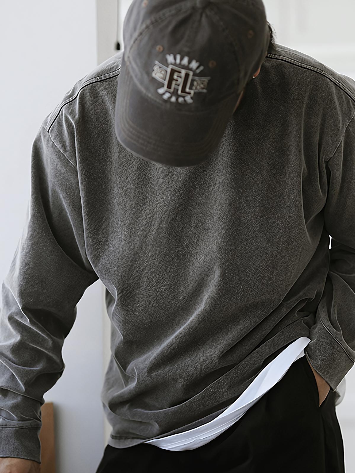 詳細画像: Tシャツの襟元と袖口の三角カットディテールのクローズアップ
モデル画像: ヴィンテージ風Tシャツを着用したコーディネート例