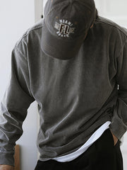 詳細画像: Tシャツの襟元と袖口の三角カットディテールのクローズアップ
モデル画像: ヴィンテージ風Tシャツを着用したコーディネート例