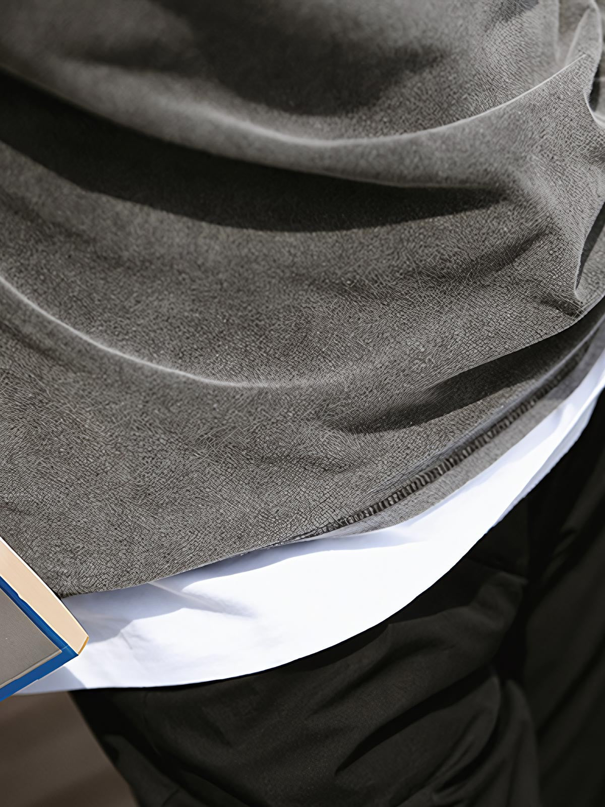 詳細画像: Tシャツの襟元と袖口の三角カットディテールのクローズアップ
モデル画像: ヴィンテージ風Tシャツを着用したコーディネート例