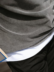 詳細画像: Tシャツの襟元と袖口の三角カットディテールのクローズアップ
モデル画像: ヴィンテージ風Tシャツを着用したコーディネート例