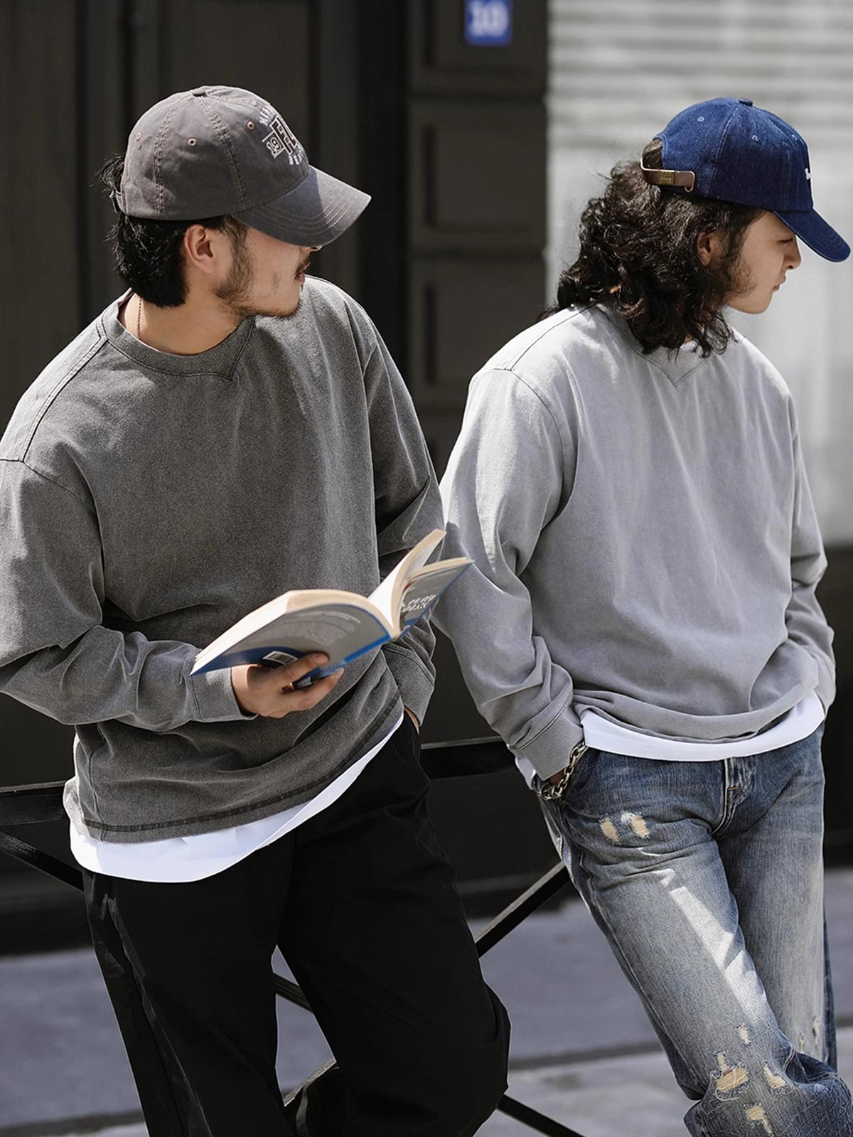 詳細画像: Tシャツの襟元と袖口の三角カットディテールのクローズアップ
モデル画像: ヴィンテージ風Tシャツを着用したコーディネート例