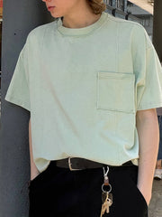 詳細画像:Tシャツのカットエッジディテールと胸の小さなポケットのクローズアップ