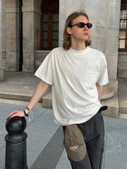 詳細画像:Tシャツのカットエッジディテールと胸の小さなポケットのクローズアップ