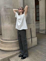 モデル画像:モデルが着用するアメリカン・ディストピア風カットエッジ半袖Tシャツ