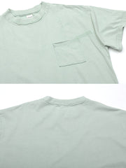 詳細画像:Tシャツのカットエッジディテールと胸の小さなポケットのクローズアップ