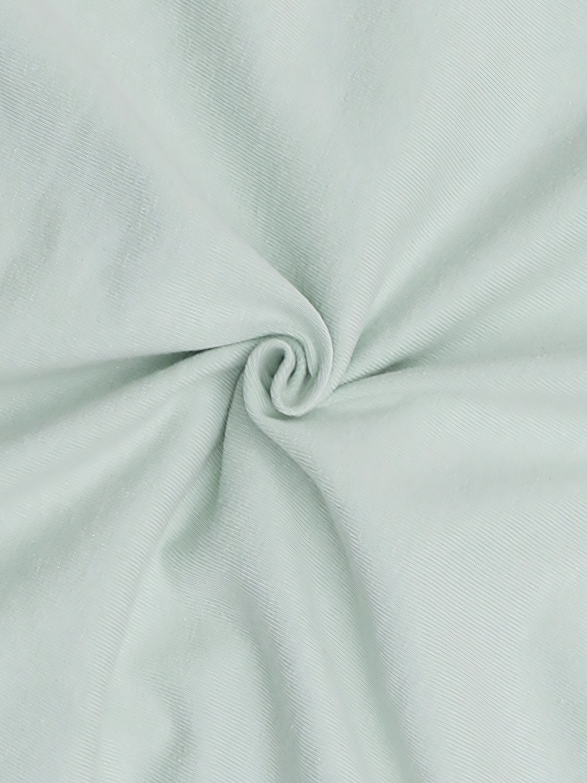 詳細画像:Tシャツのカットエッジディテールと胸の小さなポケットのクローズアップ