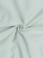 詳細画像:Tシャツのカットエッジディテールと胸の小さなポケットのクローズアップ