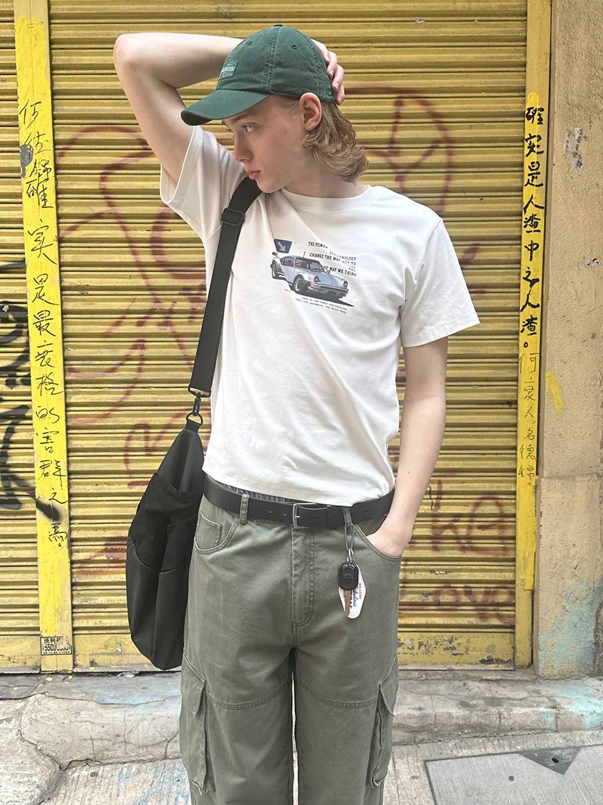 モデルが着用するカーグラフィックプリントスリムフィット半袖Tシャツの展示