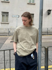 モデルが着用するガーメントダイヴィンテージヘビーウェイトTシャツの展示