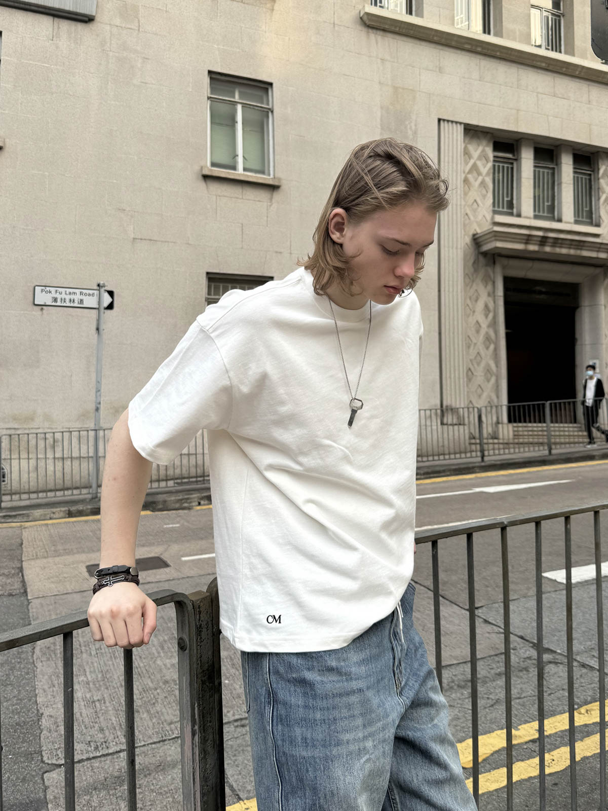 モデルが着用するガーメントダイヴィンテージヘビーウェイトTシャツの展示