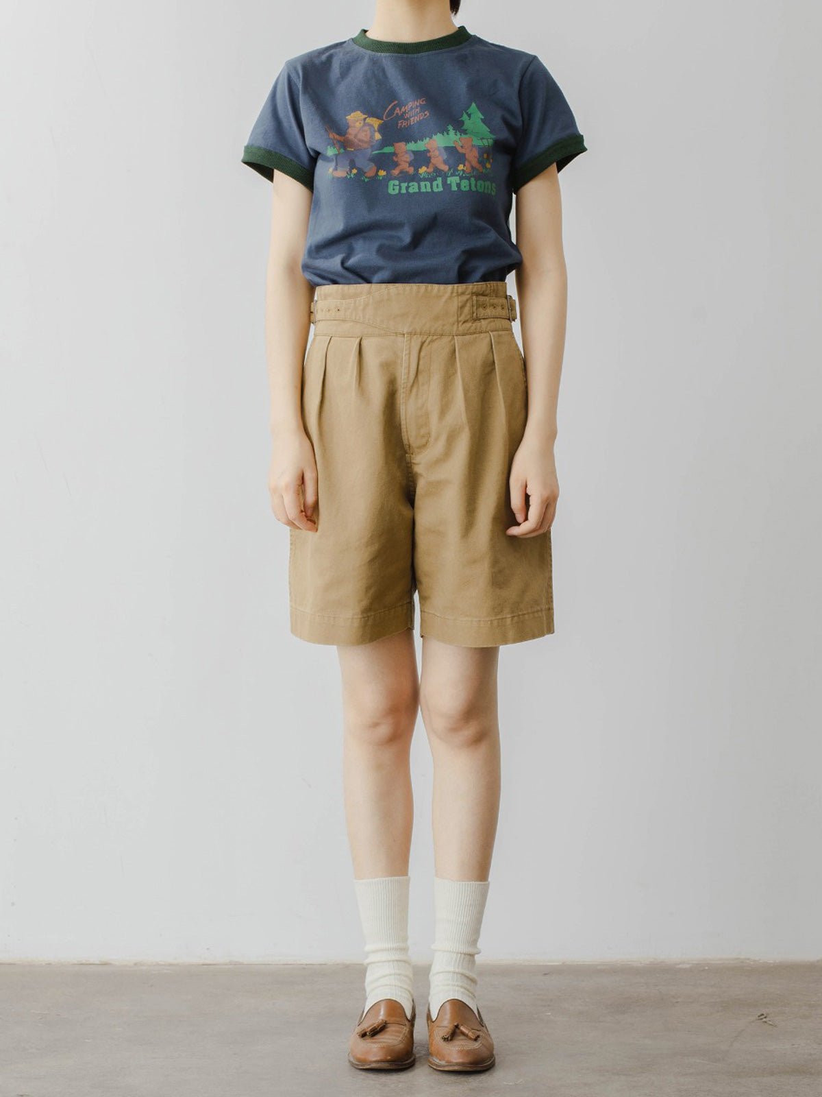 モデルがアメリカンレトロ ベアキャンプテーマプリント半袖Tシャツを着用し、カジュアルなスタイルを披露