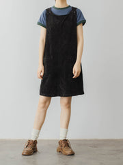 モデルがアメリカンレトロ ベアキャンプテーマプリント半袖Tシャツを着用し、カジュアルなスタイルを披露