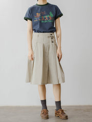 モデルがアメリカンレトロ ベアキャンプテーマプリント半袖Tシャツを着用し、カジュアルなスタイルを披露