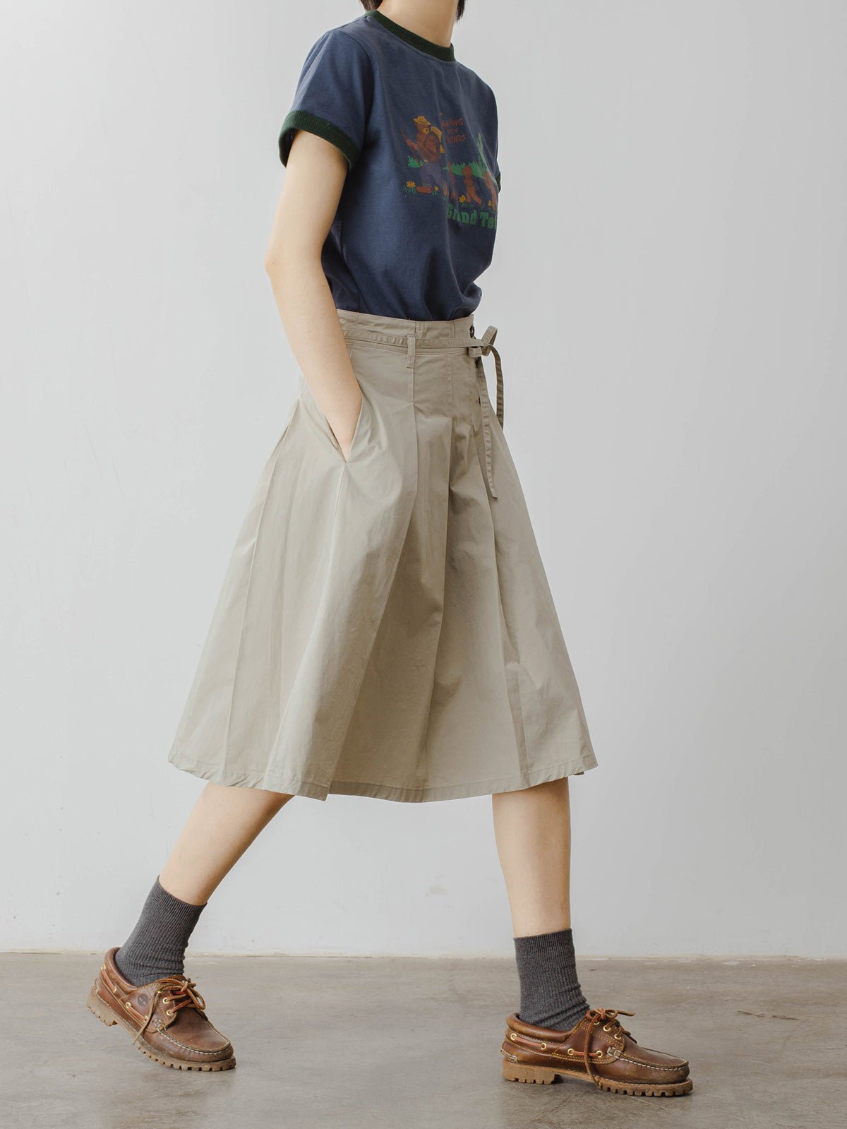 モデルがアメリカンレトロ ベアキャンプテーマプリント半袖Tシャツを着用し、カジュアルなスタイルを披露