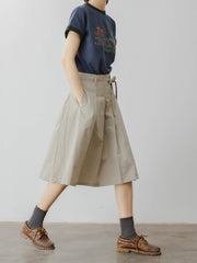 モデルがアメリカンレトロ ベアキャンプテーマプリント半袖Tシャツを着用し、カジュアルなスタイルを披露