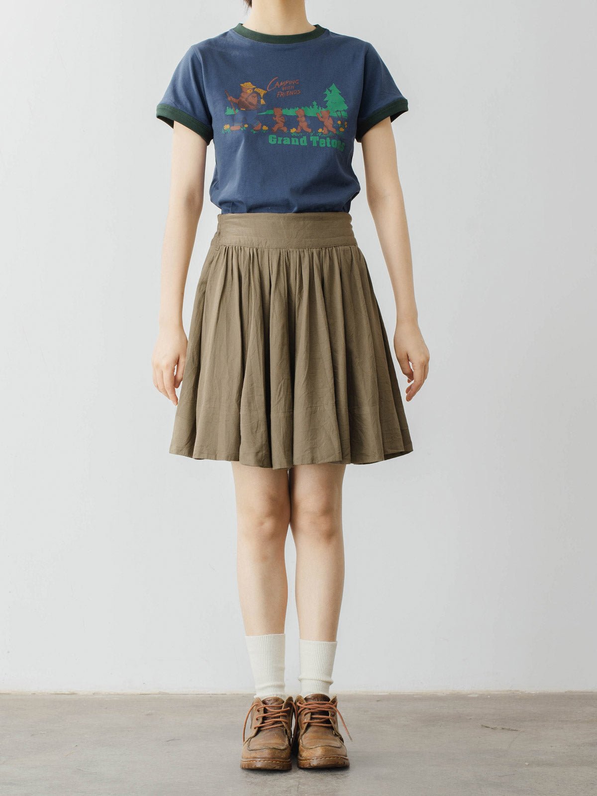 モデルがアメリカンレトロ ベアキャンプテーマプリント半袖Tシャツを着用し、カジュアルなスタイルを披露