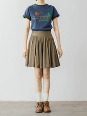 モデルがアメリカンレトロ ベアキャンプテーマプリント半袖Tシャツを着用し、カジュアルなスタイルを披露