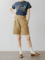 モデルがアメリカンレトロ ベアキャンプテーマプリント半袖Tシャツを着用し、カジュアルなスタイルを披露