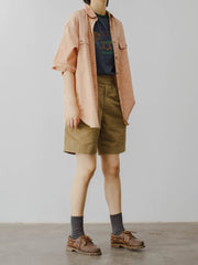 モデルがアメリカンレトロ ベアキャンプテーマプリント半袖Tシャツを着用し、カジュアルなスタイルを披露