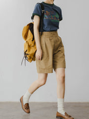 モデルがアメリカンレトロ ベアキャンプテーマプリント半袖Tシャツを着用し、カジュアルなスタイルを披露