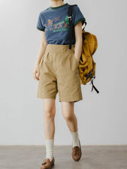 モデルがアメリカンレトロ ベアキャンプテーマプリント半袖Tシャツを着用し、カジュアルなスタイルを披露