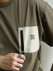 モデルが着用したバティック染め半袖Tシャツのスタイリング例