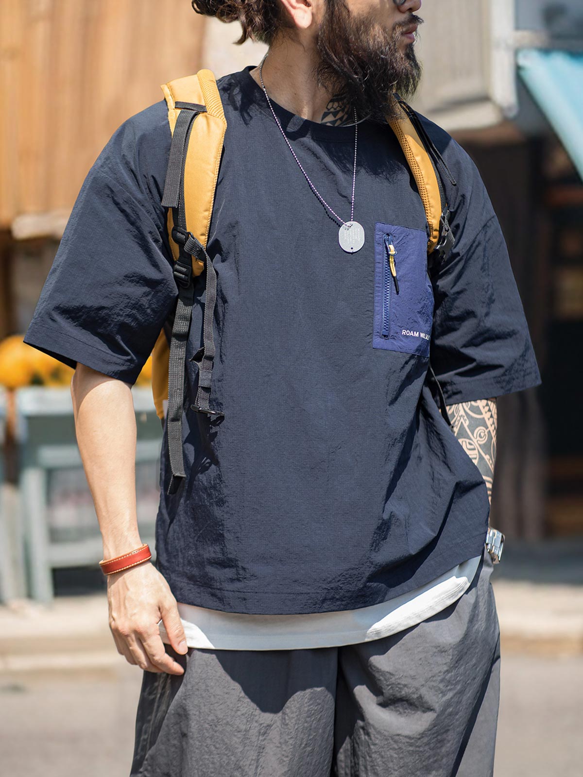 モデル画像: モデルが着用するアウトドア薄手ポケット切り替え半袖Tシャツの着用イメージ