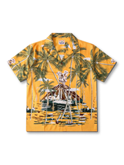 トロピカルレインフォレスト柄のアロハシャツ。軽量速乾ポリエステル素材でヤシの木と噴火モチーフの大胆プリント。夏のエレガントなリゾートスタイルに最適