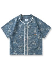 トロピカルヤシ柄プリントとベースボールカラーが特徴のデニム半袖シャツ