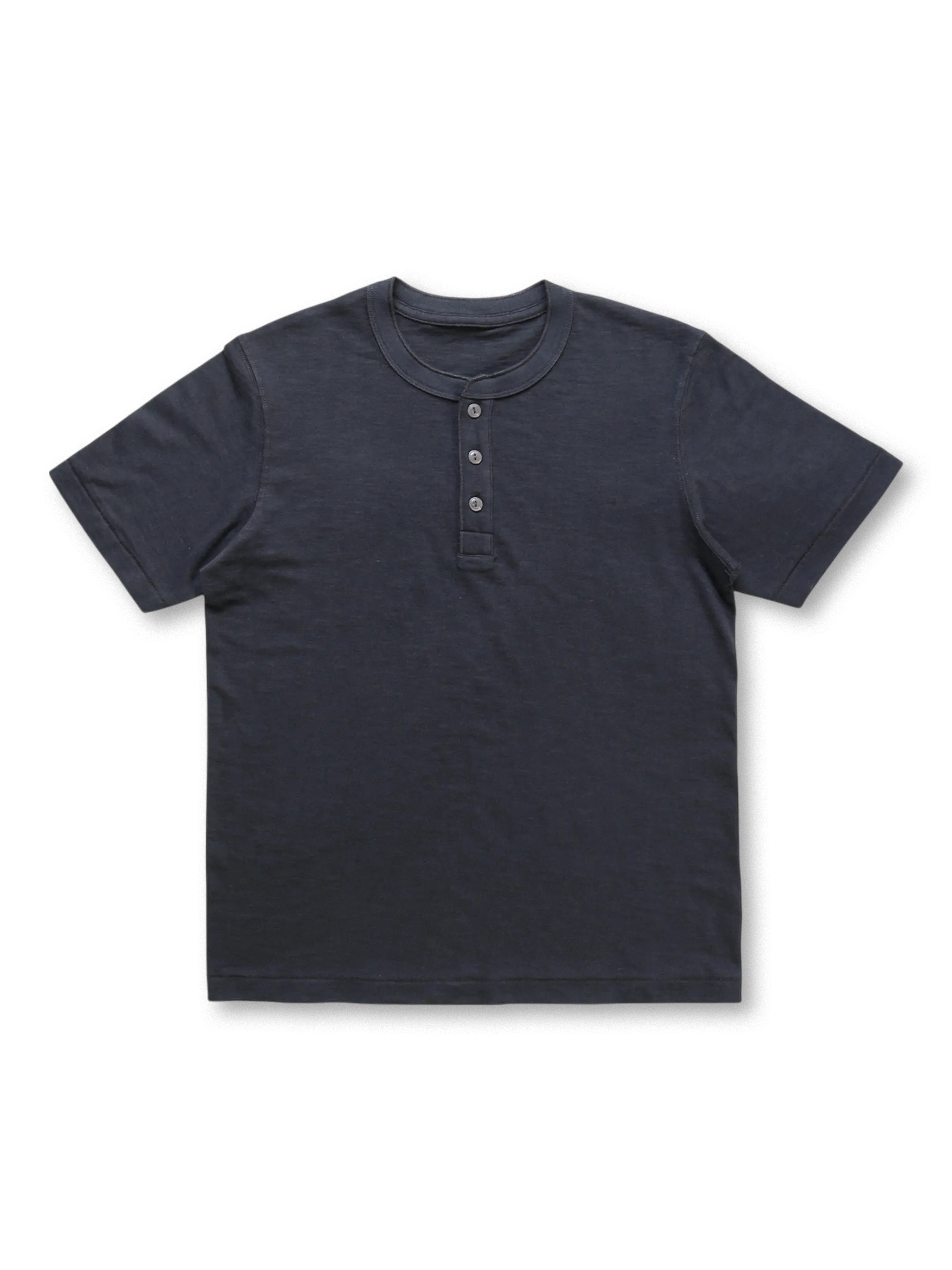 日本製の丸筒織機で編まれた厚みのある生地のヘンリーネックTシャツ。三つの貝ボタンと落ち肩のスタンダードフィットで、リラックス感と耐久性を兼ね備えたデザイン。
