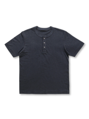日本製の丸筒織機で編まれた厚みのある生地のヘンリーネックTシャツ。三つの貝ボタンと落ち肩のスタンダードフィットで、リラックス感と耐久性を兼ね備えたデザイン。