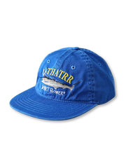 柔らかい100%コットン製、金槌魚刺繍と英字ロゴ入りのフラットブリムキャップ。頭囲56〜58cm対応。