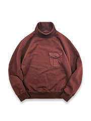 重厚感あるタートルネックと天然ボタンが特徴のコットンスウェット。保温性と快適さを兼ね備えています。