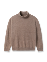 90.2%カシミヤ使用の滑らかな肌触りと保温性を持つタートルネックセーター。ダブルロールネックとリブ編み仕上げ。