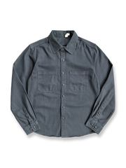 クラシックなワークスタイルが映えるツイル長袖ワークシャツ